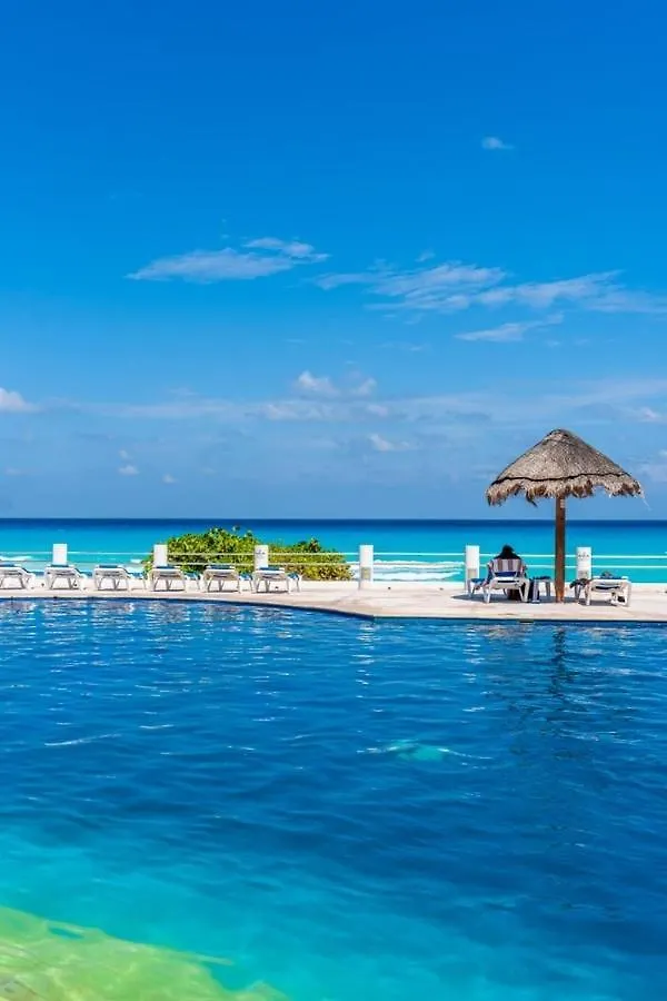 Condo With Balcony & Partial Ocean View At Marlin 칸쿤 아파트