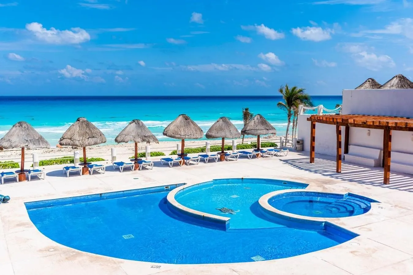 Condo With Balcony & Partial Ocean View At Marlin 칸쿤
