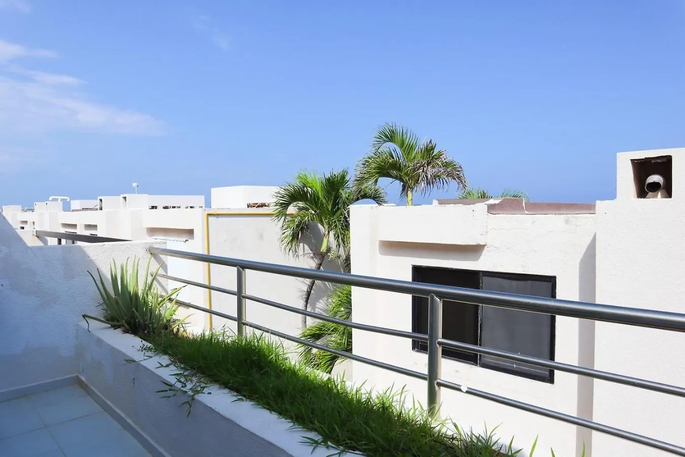 Condo With Balcony & Partial Ocean View At Marlin 칸쿤 아파트