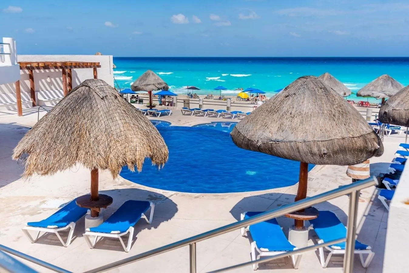 Condo With Balcony & Partial Ocean View At Marlin 칸쿤 멕시코