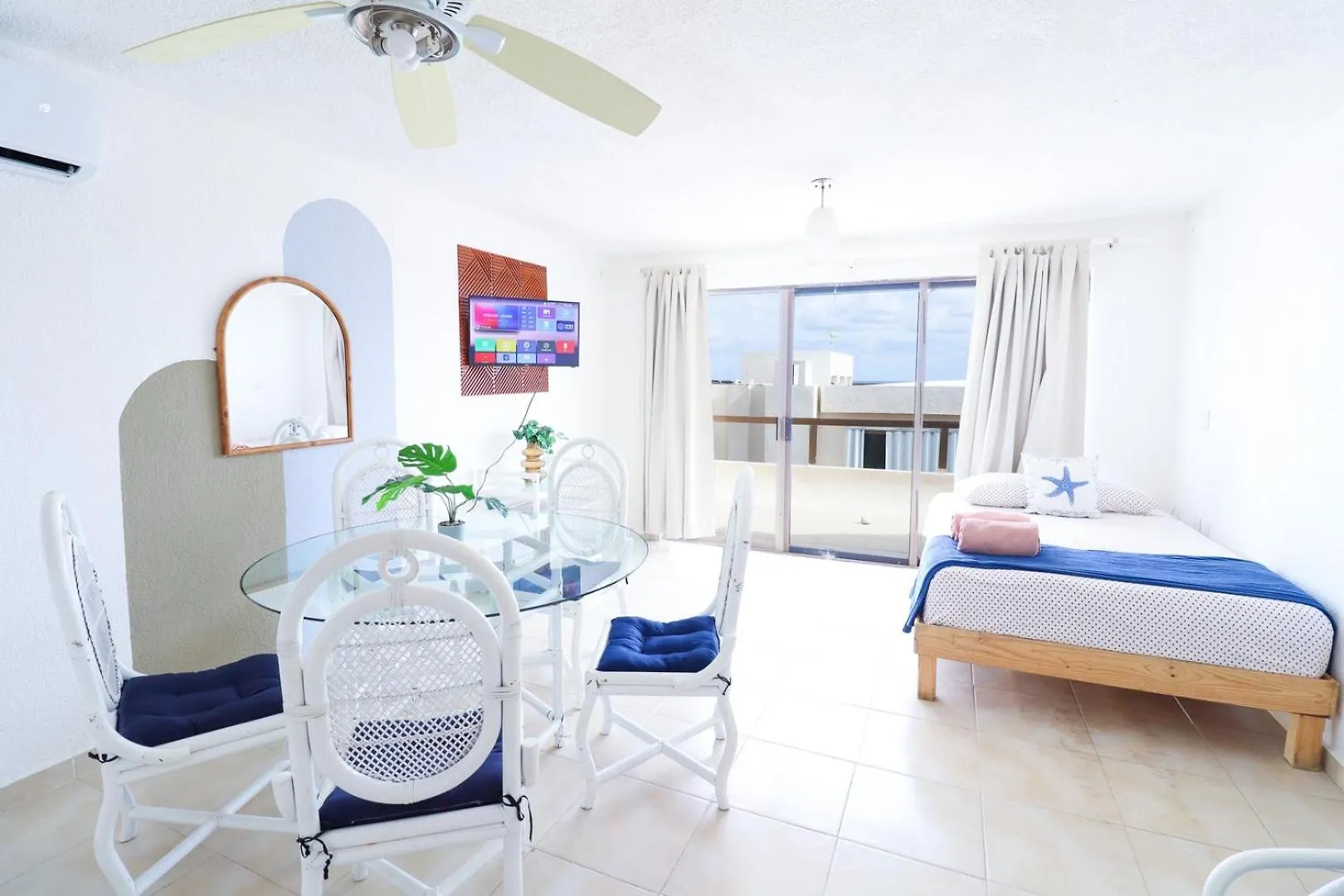Condo With Balcony & Partial Ocean View At Marlin 칸쿤 아파트