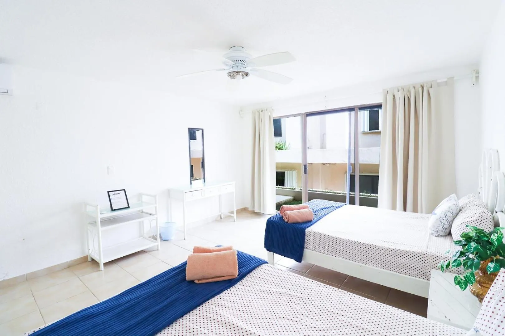 Condo With Balcony & Partial Ocean View At Marlin 칸쿤 0*,  멕시코