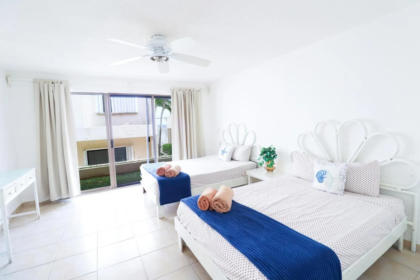 아파트 Condo With Balcony & Partial Ocean View At Marlin 칸쿤